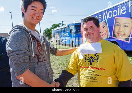 Miami Florida, Liberty City, Traz Powell Stadium, Special Olympics, Bedürfnisse, Track & Field geistig Behinderte spezielle Bedürfnisse, eingeschränkt, Freiwilliger V Stockfoto