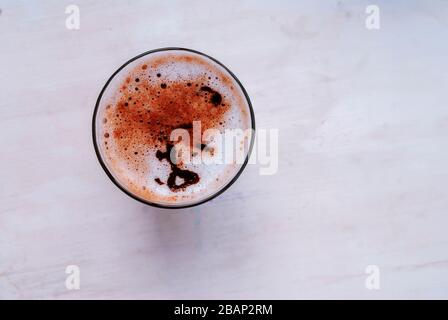 Lettenglas mit Schaumstoffnaht auf weißem Hintergrund. Draufsicht. Platz für Text Stockfoto