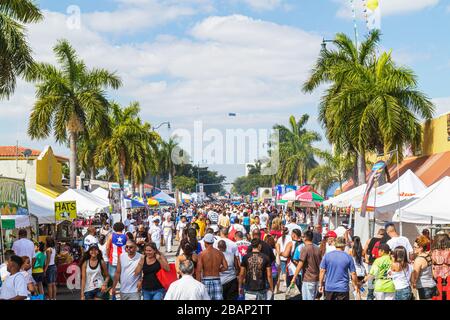 Miami Florida, Little Havana, Calle Ocho Street Festival, Hispanic Latino ethnischen Einwanderer Minderheit, Veranstaltung, Feier, Menge, Stände, Vendo Stockfoto