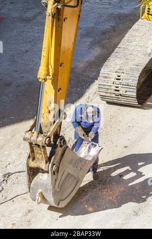 Miami Beach Florida, Straßenreparatur, Kapitalverbesserungen, Traktorbagger, Schweißer, Schweißen, Schaufel, Sicherheitshelm, FL110313092 Stockfoto