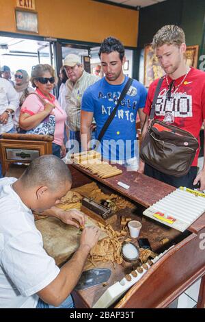 Miami Florida, Little Havana, Calle Ocho, Cuba Tobacco Cigar Company, hispanische Männer männliche Erwachsene, Zigarrenhersteller, Rolle, FL110331020 Stockfoto