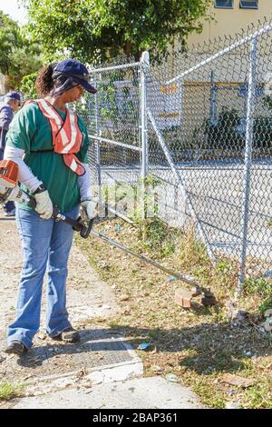 Miami Florida, Little Havana, Gemeinde aufräumen, Freiwillige Freiwillige ehrenamtlich Arbeit Arbeiter, Teamarbeit zusammen im Dienste der Hilfe Kreditvergabe, er Stockfoto