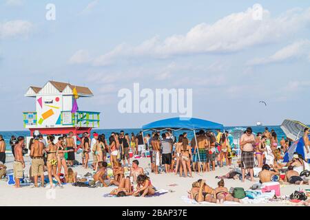 Miami Beach Florida, Frühlingsferien, Studenten Teenager Teenager Teenager Jugendliche Erwachsene, Mann Männer männlich, Männer, Frau weibliche Frauen, Sonnenbaden, Atlantischer Ozean, wa Stockfoto