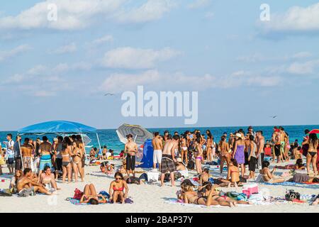 Miami Beach Florida, Frühlingsferien, Studenten Schüler Bildung Schüler, Teenager Teenager Teenager Jugendliche Jugendliche Jugendliche Jugendliche Jugendliche Jugendliche Jugendliche Jugendliche Jugendliche, Erwachsene, Erwachsene Erwachsene Mann Stockfoto