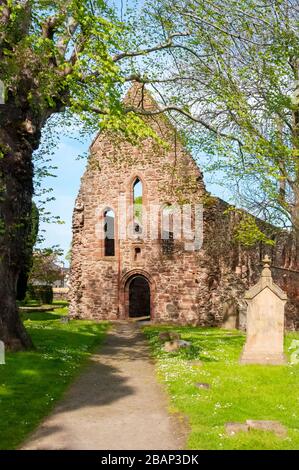 Beauly, Inverness-shire, Schottland, Großbritannien - 22. Juni 2012: Die Ruinen der um 1230 gegründeten Kirchenabteien Beauly Priory. Stockfoto