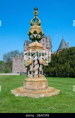 Glamis, Angus, Schottland, Großbritannien - 23. Juni 2012: Frontrasen von Glamis Castle mit der Great Sundial mit 80 Sonnenuhren oben und 4 von Lions. Stockfoto