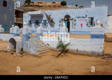 Ein bunt eingerichtetes Haus im nubischen Dorf Garb-Sohel am Westufer des Nils in der Assuan-Region in Ägypten. Stockfoto