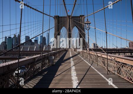 Peking, China. März 2020. Das Foto, das am 27. März 2020 aufgenommen wurde, zeigt den leeren Fußgängerweg auf der Brooklyn Bridge in New York, den Vereinigten Staaten. Gutschrift: Michael Nagle/Xinhua/Alamy Live News Stockfoto