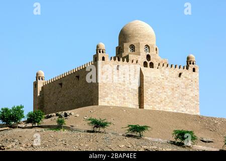 Das Mausoleum von Aga Khan, das hoch auf dem Westufer des Flusses Nil bei Assuan in Ägypten steht. Es wurde 1957 erbaut. Stockfoto