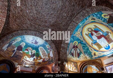 Christliche Fresken von Jesus Christus auf einer Kuppeldecke im Kloster Saint Bishoy, einem koptisch-orthodoxen Kloster in Wadi El-Natrun, Ägypten. Stockfoto
