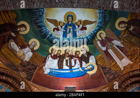 Ein christliches Fresko der Jungfrau Maria auf einer Kuppeldecke im Kloster Saint Bishoy, einem koptisch-orthodoxen Kloster in Wadi El-Natrun in Ägypten Stockfoto