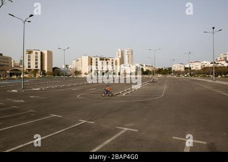 Peking, China. März 2020. Am 27. März 2020 ist in der israelischen Zentralstadt Modiin ein leerer Parkplatz zu sehen. Credit: Gil Cohen Magen/Xinhua/Alamy Live News Stockfoto