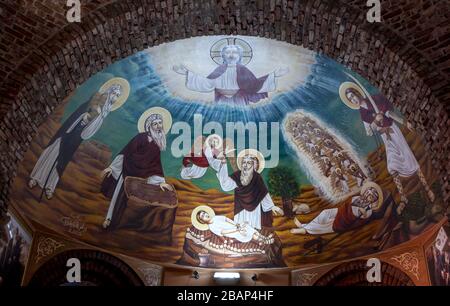 Ein christliches Fresko auf einer Kuppeldecke im Kloster Saint Bishoy, einem koptisch-orthodoxen Kloster im Wadi El-Natrun in Ägypten. Stockfoto