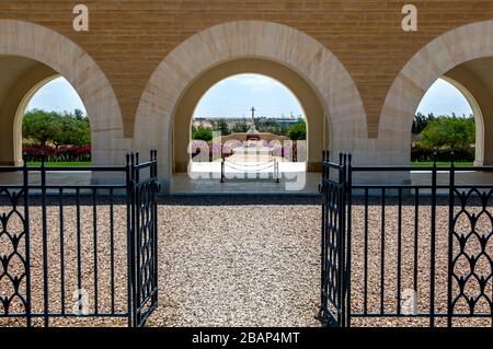 Der gewölbte Eingang zum El Alamein Kriegsfriedhof in Nord-Ägypten. Es enthält Commonwealth-Kriegsgräber der Zweiten Weltkrieg Britischen Empire-Soldaten. Stockfoto