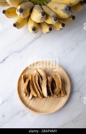 Dies ist das Bild von getrockneten Bananen auf Marmor mit echtem Banana. Stockfoto