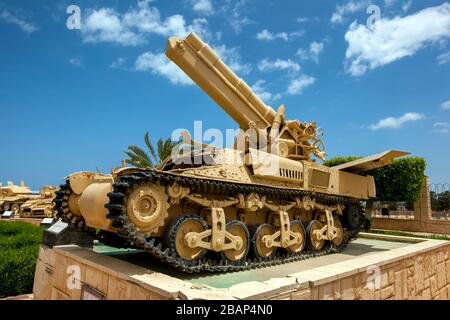 Ein deutscher Howitzer-Motorträger aus dem Zweiten Weltkrieg 150mm im El Alamein Kriegsmuseum in Nordägypten. Stockfoto