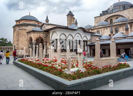 KONYA, TÜRKEI - 27. MAI 2009: EINE Reihe von behauenen Kopfsteinen im Mevlana-Museum (1274 n. Chr.), in dem das Mausoleum von Jalal ad-DIN Muhammad Rum steht Stockfoto