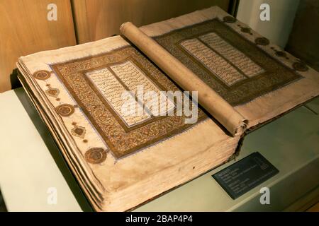 Ein altes Buch mit dem Titel MESNEVI, Mevlana Celaleddin, Seldschuk, 1278 befindet sich im Mevlana Museum (1274 n. Chr.) in Konya in der Türkei. Stockfoto