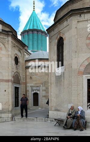 Die mit türkisfarbenen Kacheln überzogene konische Kuppel im Mevlana Museum (1274 n. Chr.) in Konya in der Türkei. Stockfoto