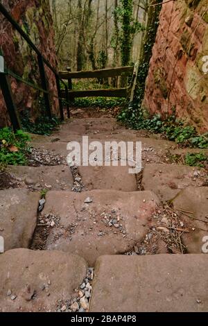 Blick nach unten auf eine Treppe aus mittelalterlichen Sandsteinen, die in eine Vorruhe führt Stockfoto