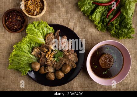 Das ist das Bild von Rinderball mit Suppe und würziger Soße aus Chiang Mai Thailand Stockfoto