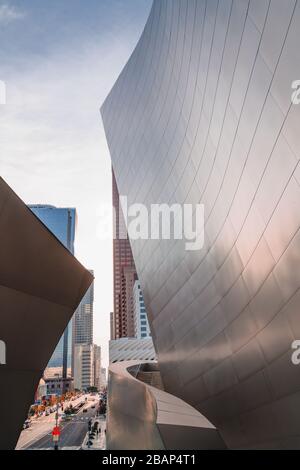 Architektonische Zusammenfassung moderner Gebäude im Stadtzentrum von Los Angeles. Wunderschöner blauer Hintergrund am Himmel, vertikales Banner Stockfoto