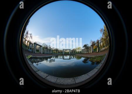 Ultrabreiter Rundfisheye-Blick auf einen Poolteich in einem Park in Düsseldorf Stockfoto