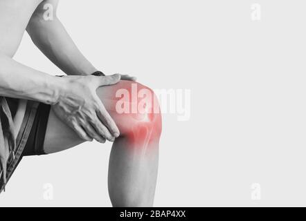 Gelenkschmerzen, Arthritis und Sehnenprobleme: Ein Mann, der an der Schmerzstelle, auf weißem Hintergrund, die Knie berührt Stockfoto