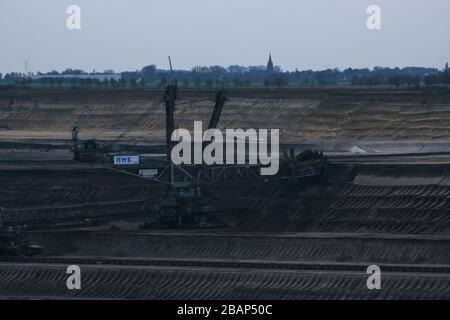 Garzweiler, Deutschland März 07 2020: Riesiger Kohleeimer Radbagger Stockfoto