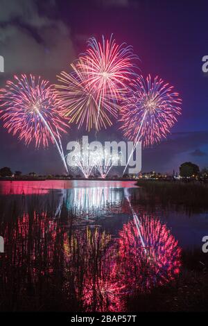 Miami Florida, Doral, J. C. Bermudez Park, Tradition am 4. Juli, Feuerwerk, Ausbruch, Wasser, Reflexion, FL110704026 Stockfoto