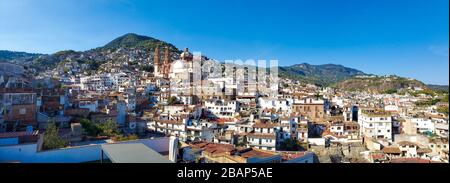 Mexiko, Panoramaaussicht auf das historische Zentrum von Taxco mit Kolonialhäusern auf den Hügeln und der berühmten Kirche Santa Prisca de Taxco Stockfoto