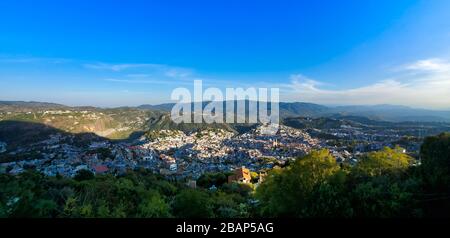 Mexiko, Panoramaaussicht auf das historische Zentrum von Taxco mit Kolonialhäusern auf den Hügeln und der berühmten Kirche Santa Prisca de Taxco Stockfoto