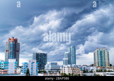 Miami Beach Florida, Himmel, Wolken, Sturm, stürmisch, unheilvoll, Hochhaus, Wohngebäude, Skyline der Stadt, FL110825011 Stockfoto