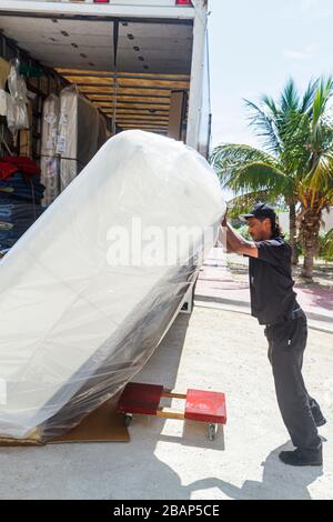 Miami Beach Florida, Macy's Kaufhaus Möbellieferung, Sofa Liegesessel, Asiaten ethnischen Einwanderer Minderheit, Mann Männer männlichen Erwachsenen adul Stockfoto