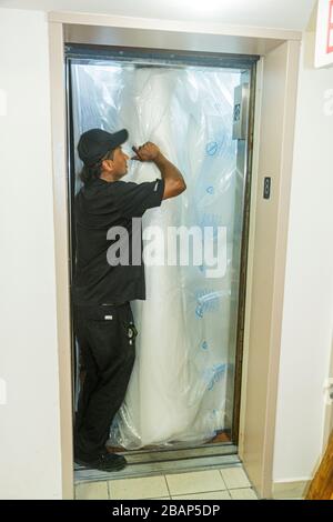 Miami Beach Florida, Macy's Department Store Möbellieferung, Sofa Liegesessel, asiatischer Mann Männer Erwachsene Erwachsene, arbeiten, arbeiten, Arbeitnehmer Arbeiter staf Stockfoto