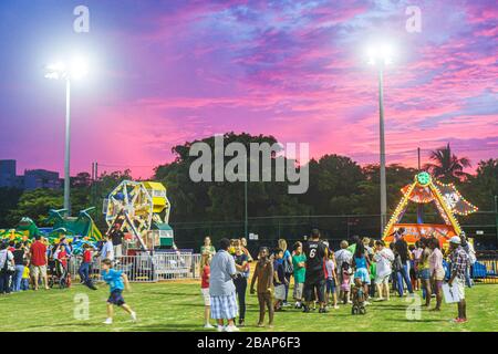 Miami Beach, Florida, North Beach, Northshore Park, Hispanic Heritage Festival, Karnevalsfahrten, Sonnenuntergang, Abenddämmerung, Abend, FL111014190 Stockfoto