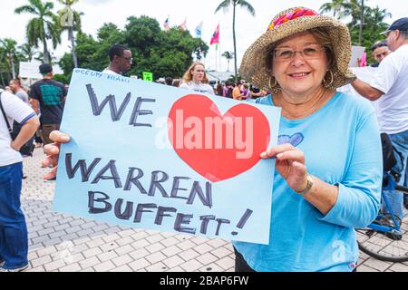 Miami Florida, Biscayne Boulevard, Freiheitsfackel, Occupy Miami, Demonstration, Protest, Demonstranten, Anti Wall Street, Banken, Gier der Unternehmen, Schild, Poster, Messag Stockfoto