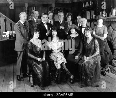 RUDOLPH VALENTINO Regisseur SAM WOOD GLORIA SWANSON und Schriftsteller ELINOR GLYN posieren mit Besuchern des Film-Sets während der Dreharbeiten zu BEYOND THE ROCKS 1922 Regisseur SAM WOOD Novel ELINOR GLYN Famous Players - Lasky Corporation / Paramount Pictures Stockfoto