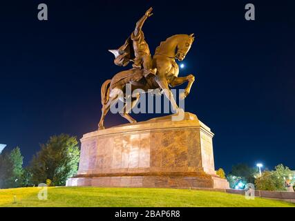 Amir Timur Bronzestatue auf einem Pferd auf dem Skver im Amira Temura Platz in der Nähe in Taschkent, Usbekistan. Tamerlane war Befehlshaber eines mittelalterlichen Imperiums. Stockfoto