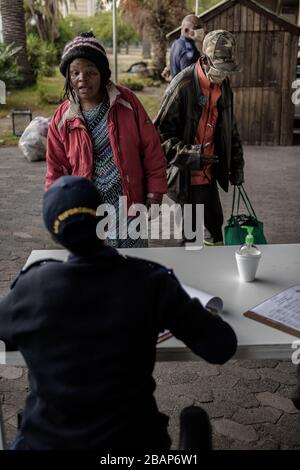 Die 21-tägige nationale Sperrzeit Südafrikas zur Eindämmung der Coronavirus-Pandemie umfasst Kapstadt, um sichere Umgebungen für Obdachlose zu schaffen Stockfoto