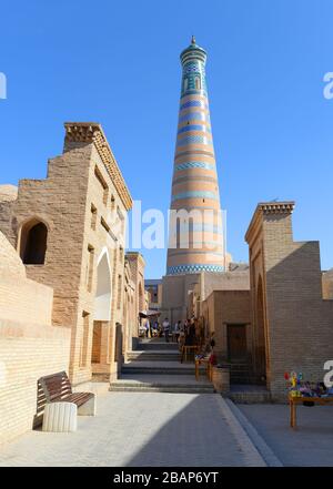 Islam Khodja Minarett in Chiwa, Usbekistan von einer engen Fußgängerzone. Im Inneren Itchan Kala. Auch als Islam Khoja bekannt. Stockfoto