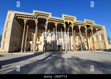 Frontaler Blick auf die Bolo-Haouz-Moschee, ein historisches Gebäude in Buchara, Usbekistan, das mit Holzsäulen, Ziegelsteinen und Mosaiken verziert wurde. Stockfoto