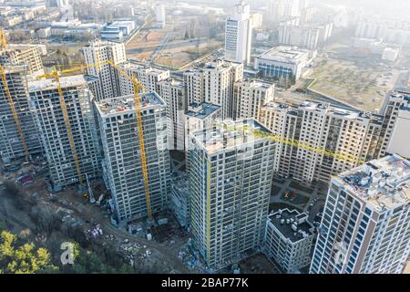 Luftbild Blick auf die große Baustelle in der Stadt, neue Hochhäuser im Bau Stockfoto