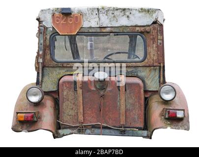 Rostige Vintage verlassene kleine ländliche No-Name-Räder Traktor zurück Seitenansicht. Die Metallausrüstung wurde vor mehr als sechzig Jahren hergestellt. Massenproduktion. Stockfoto