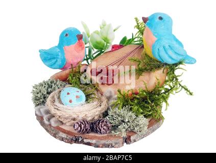 Ostern handgemachtes Gelege aus Moos und Vögeln und Eiern aus Ton. Isoliert auf weißem Studio-Makro Stockfoto