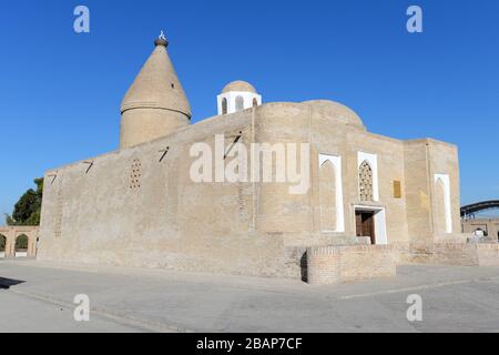 Chashma-Ayub Mausoleum in Buchara, Usbekistan. Das mit Backstein erbaute Gebäude verfügt über eine konische Kuppel im Khwarazm-Stil. Auch als Chashma Ayub bezeichnet. Stockfoto