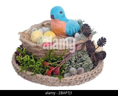 Ostern handgemachtes Gelege aus Seil und Moos mit lustigen blauen Lehmvogel und Eiern . Isoliert auf weißem Studio-Makro Stockfoto