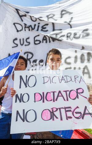 Miami Florida, Flagler Street, in der Nähe des Generalkonsulats von Nicaragua, Protest, Protestler, Schilder, Demonstration, spanische Sprache, zweisprachig, anti-nicaraguanische pol Stockfoto