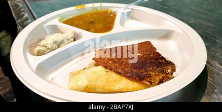 Masala dosa ist eine südindische Mahlzeit, die mit Sambhar und Kokospalchutney serviert wird Stockfoto