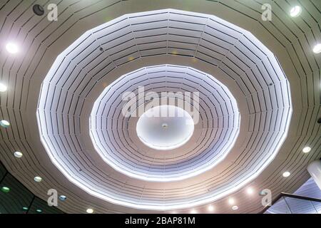 Miami Beach, Florida, 41. Straße, Sheridan Center, Zentrum, Lobby, Decke, Design, Beleuchtung, konzentrische Kreise, Besucher reisen Reisen Touristik Stockfoto